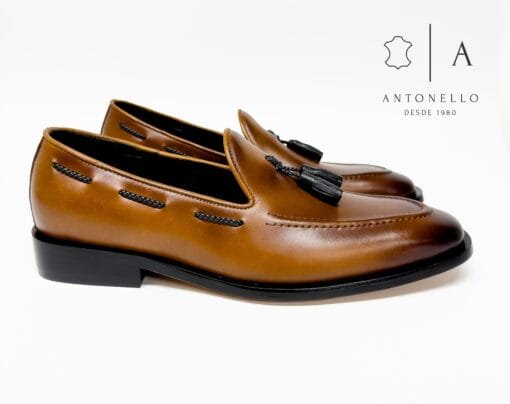 Mocasín Antonello referencia 3337 en cuero con borlas